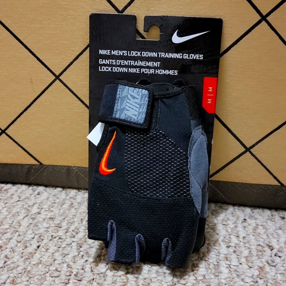 New still in packaging men's medium Nike lockdown training gloves.